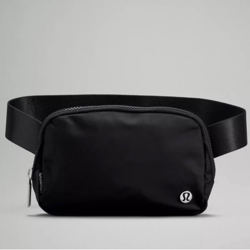 New with tags: lululemon belt bag black small size